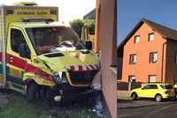 V Praze havarovala sanitka s pacientkou: Zdravotníci po střetu nabourali do domu