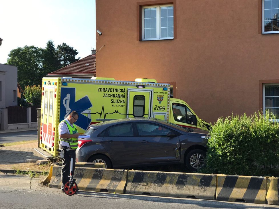 V Horních Počernicích se střetla sanitka s osobákem, zdravotníci bourali do domu.