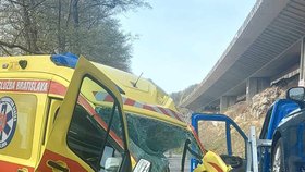 Při tragické srážce sanitky a vozu odtahové služby zemřel na Slovensku řidič záchranky. Byl jím zdravotník, horský záchranář a politik Dušan Košík.