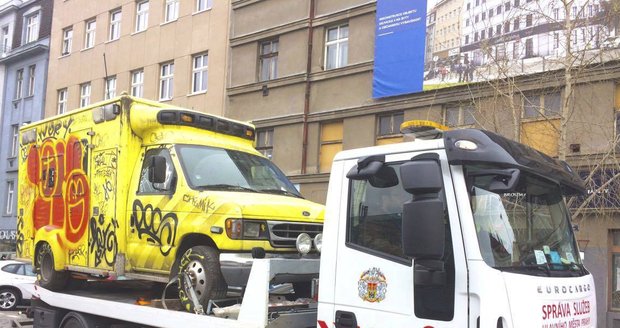 Slavná žlutá záchranka zmizela od nádražky v Dejvicích.