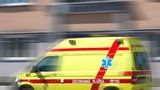 Muž ležel na silnici, záchranáři ho oživili: V nemocnici ale zemřel