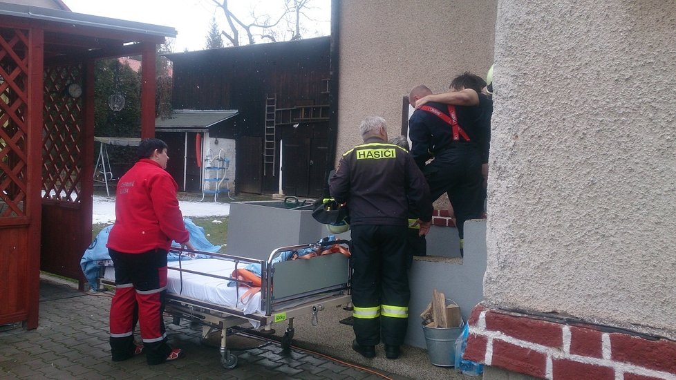 180 kilogramů vážící muž kousek k sanitce dokonce došel sám. Pak mu pomohli hasiči.