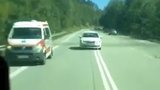 Šílený řidič se "nalepil" za houkající záchranku: Předjížděl za ní na dvojité plné čáře