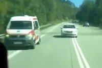 Šílený řidič se "nalepil" za houkající záchranku: Předjížděl za ní na dvojité plné čáře