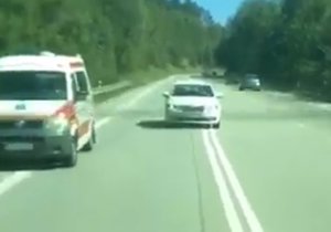 Neukázněný řidič se na Klatovsku nalepil za záchranku.