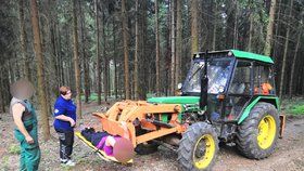 Záchrana ženy pomocí lesního traktoru.