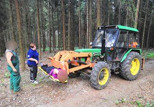 Záchrana ženy pomocí lesního traktoru.