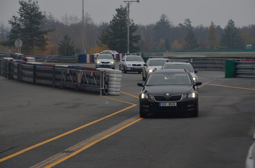 Zázemí pro ojedinělé školení záchranářů z Moravskoslezského kraje poskytl automotodrom v Brně.