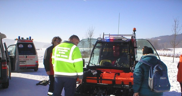 Záchranáře zastavila ledovka: Pro zraněného museli 2 kilometry pěšky!