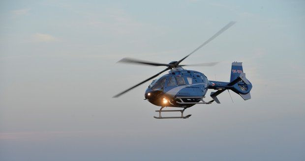 V Břeclavi vypadlo dítě z okna: Ve vážném stavu ho přepravil vrtulník do nemocnice