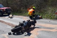 Rušné Velikonoce u záchranářů: Hořící auto, zraněný motorkář, výbuch v domku i pád ze skály