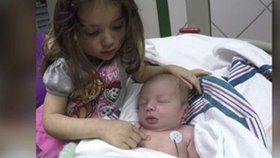 Tříletá holčička Joze-Lynn zachránila život svému malému bratříčkovi, když si všimla, že nedýchá.