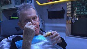 Záchranáři splnili umírajícímu dědečkovi poslední přání: Zmrzlina z McDonaldu!