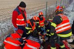 Muže přimáčklo auto: Otevřenou zlomeninu mu léčí ve Zlínské nemocnici.