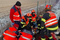 Drama na parkovišti ve Zlíně: Mladíka přimáčklo auto, skončil v nemocnici