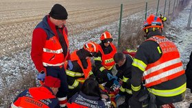 Muže přimáčklo auto: Otevřenou zlomeninu mu léčí ve Zlínské nemocnici.