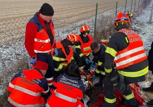 Muže přimáčklo auto: Otevřenou zlomeninu mu léčí ve Zlínské nemocnici.