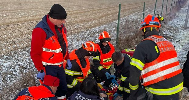 Drama na parkovišti ve Zlíně: Mladíka přimáčklo auto, skončil v nemocnici