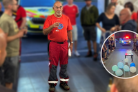 V sanitě jezdil třiačtyřicet let: Záchranáře Jana na své poslední směně překvapili kolegové