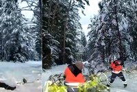 Těžká řehole středočeských záchranářů: Sanitkou se museli doslova brodit sněhem!