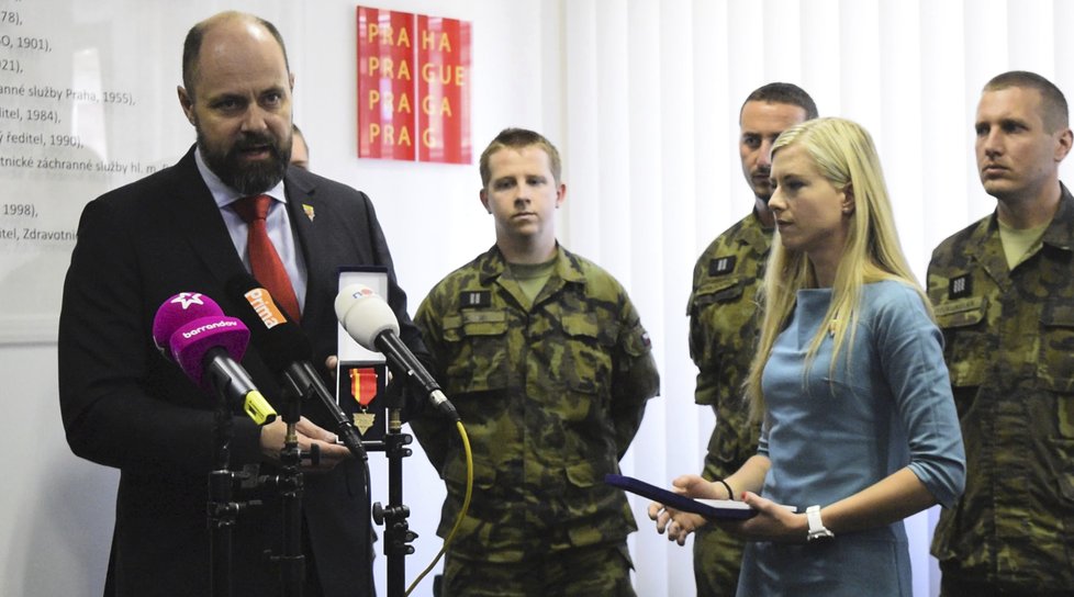 V pátek končí několikadenní spolupráce mezi pražskou zdravotnickou záchrannou službou (ZZS) a armádou, kterou si záchranáři povolali na pomoc kvůli výskytu spalniček.