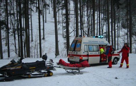 Záchranáři už zraněné dívce nedokázali pomoci.