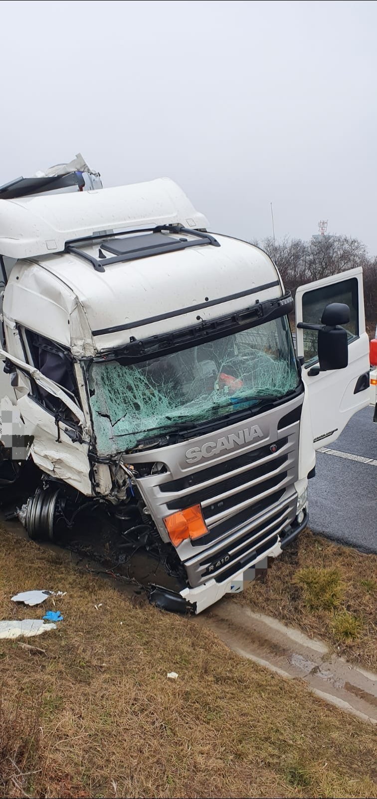 Nehoda dvou kamionů na dálnici D8
