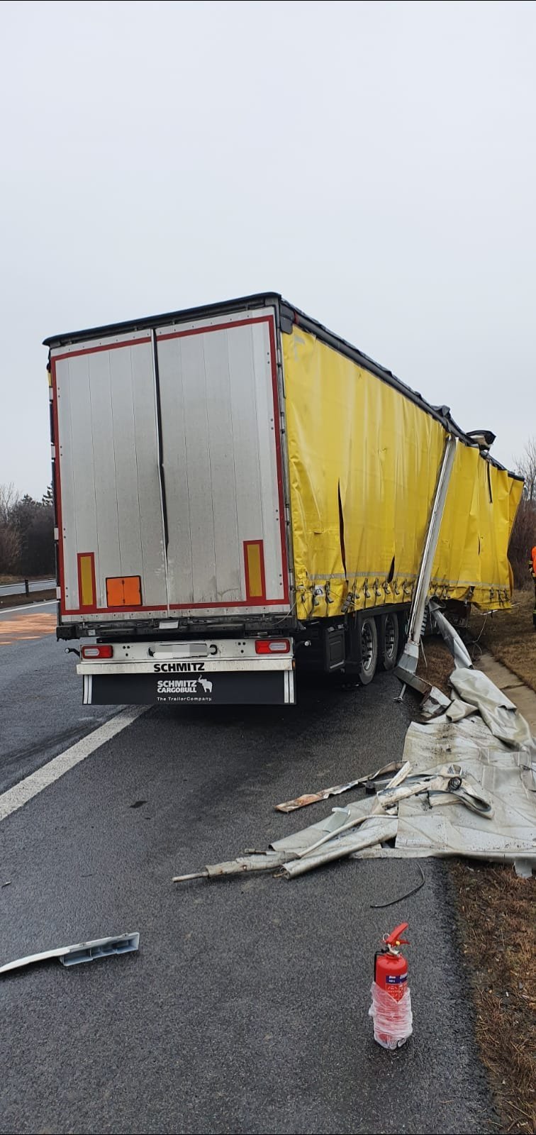 Nehoda dvou kamionů na dálnici D8