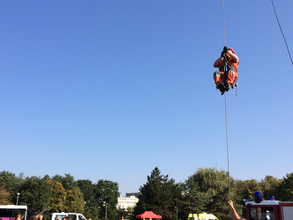 Hasiči - lezci předváděli na Pankráci své umění.