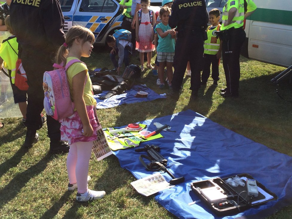 Děti si během přehlídky zkoušely potěžkat také policejní zbraně.