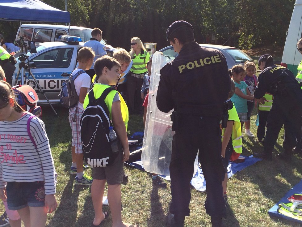 Policisté návštěvníkům předváděli svoje vybavení.