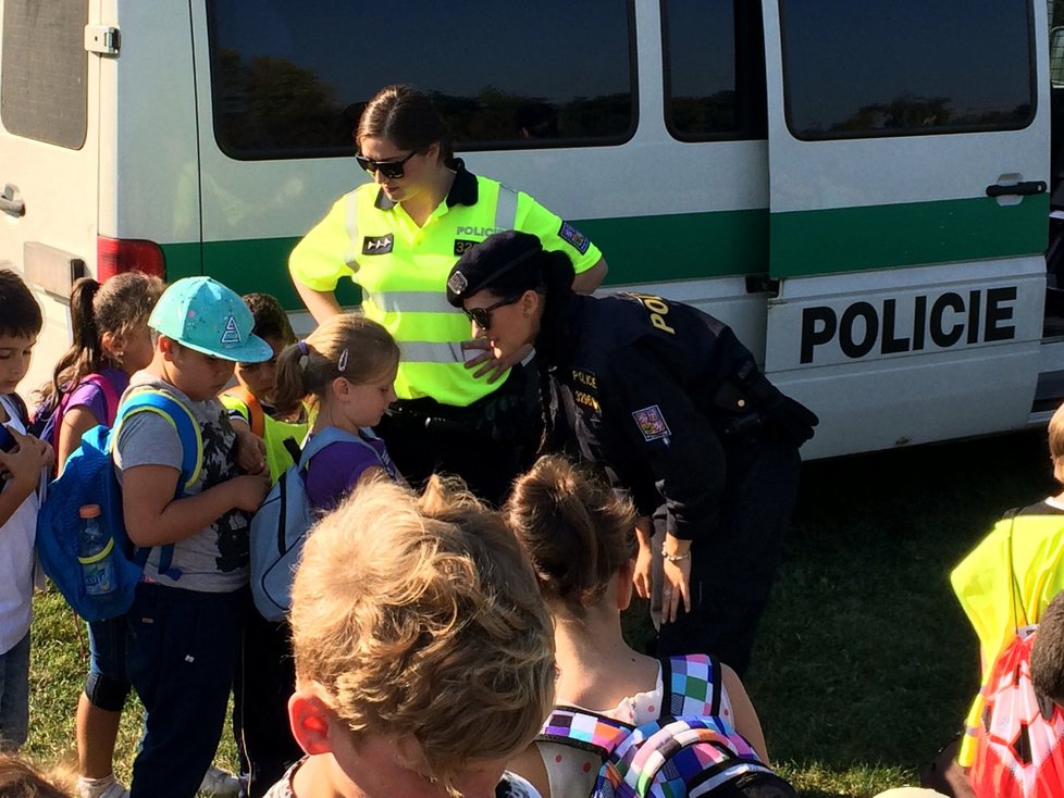 Policistky dětem na zkoušku nasazovaly pouta.