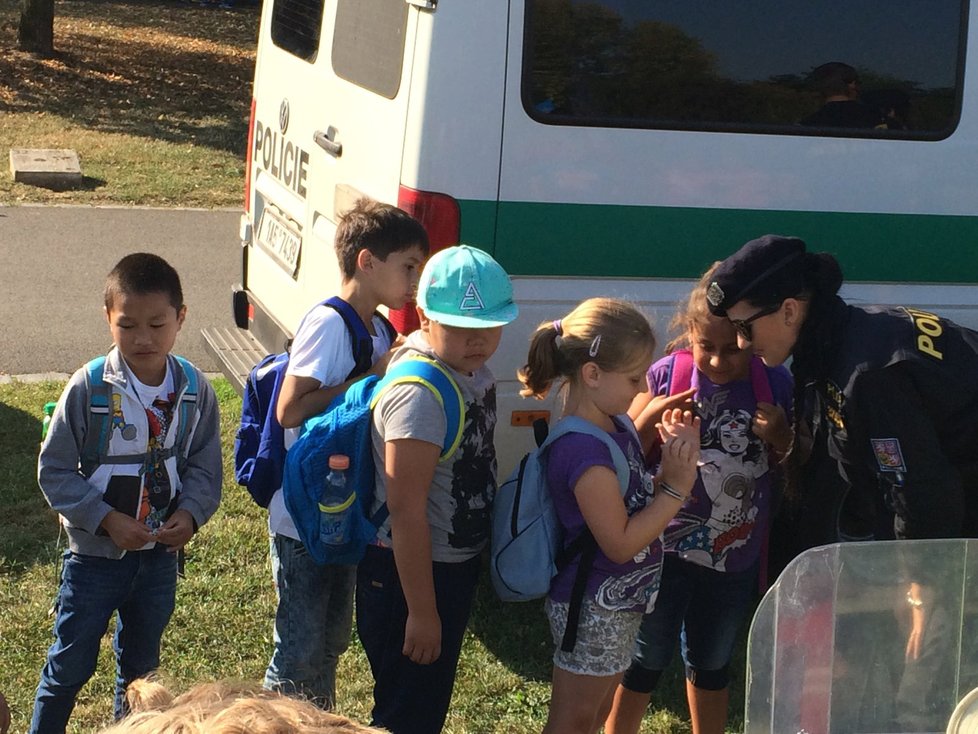 Policistky dětem na zkoušku nasazovaly pouta.