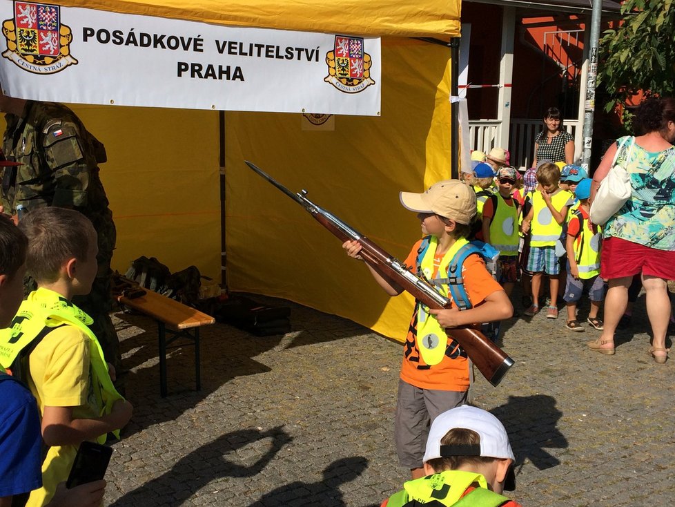 Na přehlídce se prezentovali také vojáci pražské posádky, děti si potěžkaly jejich zbraně.