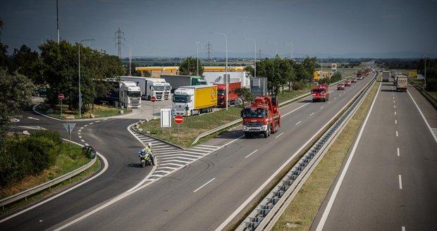 Záchranný útvar HZS ČR a jeho těžká technika se z oblastí zasažených tornádem vrací na základny.