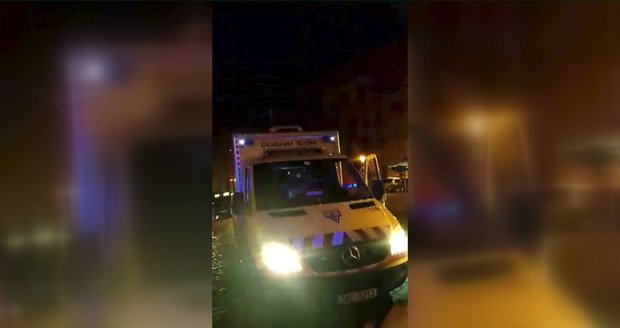 Pražští strážníci pomohli zachránit taxikáře, který v centru Prahy upadl do šoku.