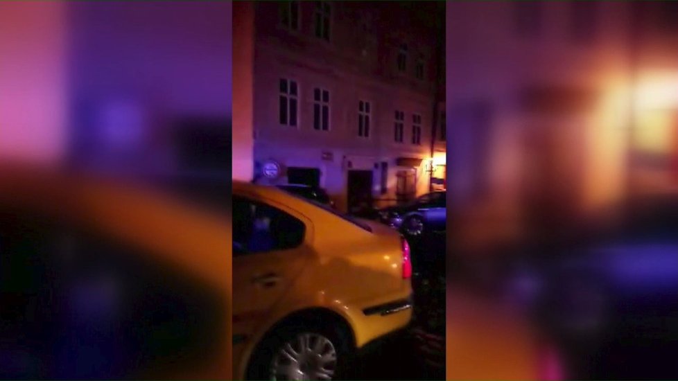 Pražští strážníci pomohli zachránit taxikáře, který v centru Prahy upadl do šoku.