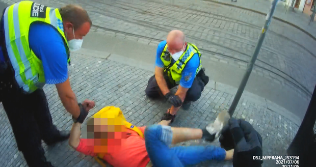 Pražští strážníci museli zasahovat proti notně opilému muži, který se nedokázal udržet na nohou. Když si pro něj jel vůz, muž se začal vzpírat. /6. červenec 2021)
