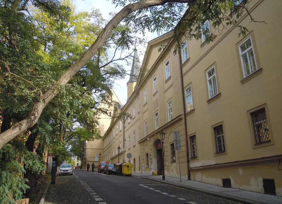 Původní záchytná stanice sídlila v této budově na Praze 2 v Apolinářské ulici.