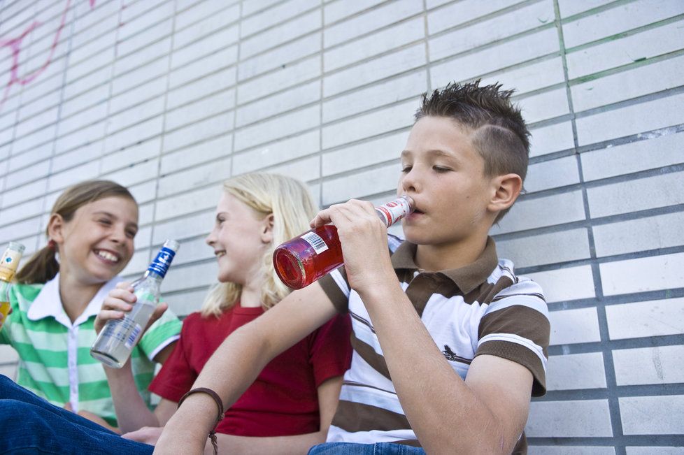 Děti konzumující alkohol (ilustrační foto)