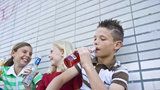 Popíjejících dětí ubývá a alkohol zkouší později. Jak je na tom české mládí?