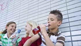 Alkoholismus u dětí je vážný problém (ilustrační foto).