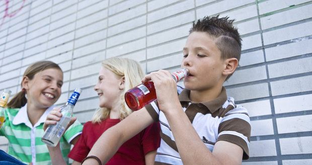 Alkohol v lavicích: Děti chodí do školy omámené, malých opilců je čím dál víc 