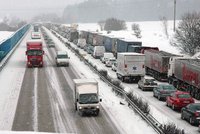 Ruští řidiči uvízli kvůli sněhu v zácpě dlouhé 40 kilometrů: V autech byli skoro padesát hodin!