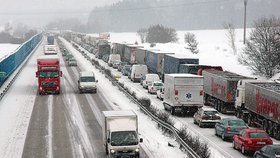 Ruští řidiči uvízli kvůli počasí na tři dny v zácpě. (Ilustrační foto)