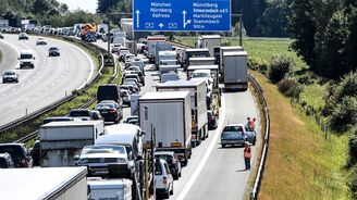 Za neuvolnění pruhu až na rok do vězení? Německo zpřísňuje tresty za bezohledné chování řidičů