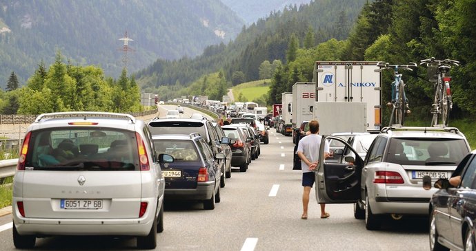 Okolí Tauernského tunelu v sobotu připomínalo lidské mraveniště