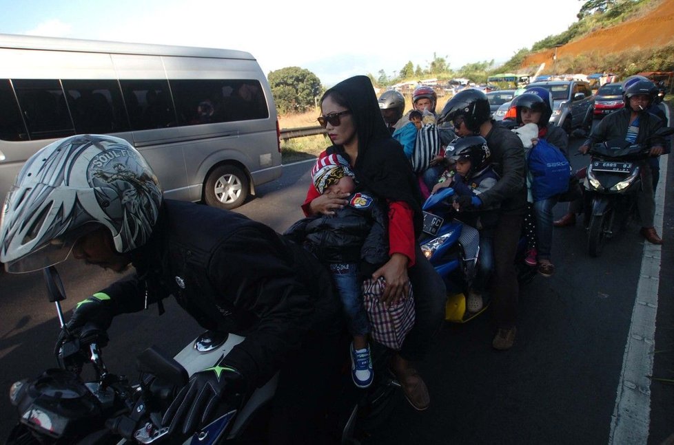 Zácpy na trase z Jakarty do Tegalu už stály život 18 lidí.