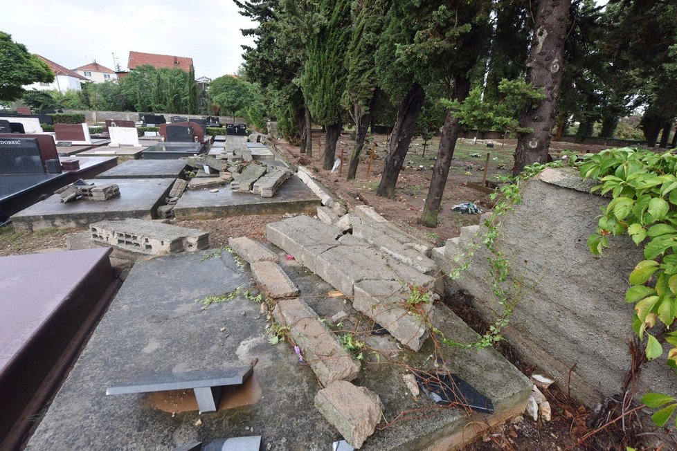 Zatopený hřbitov v Zadaru