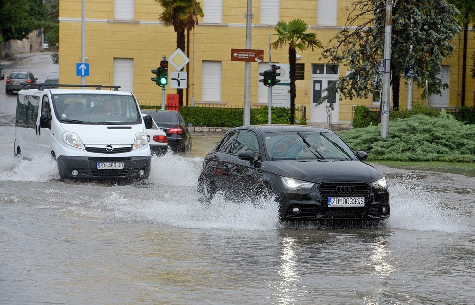 Ulice Zadaru jsou plné vody.